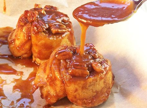 Banana Sticky Bun Banana Sticky Buns, Turtle Thumbprint Cookies, Fall Treats Recipes, Sticky Bun, Best Homemade Bread Recipe, Phone Conversation, Banana Caramel, Sticky Buns Recipes, Recipe Baking