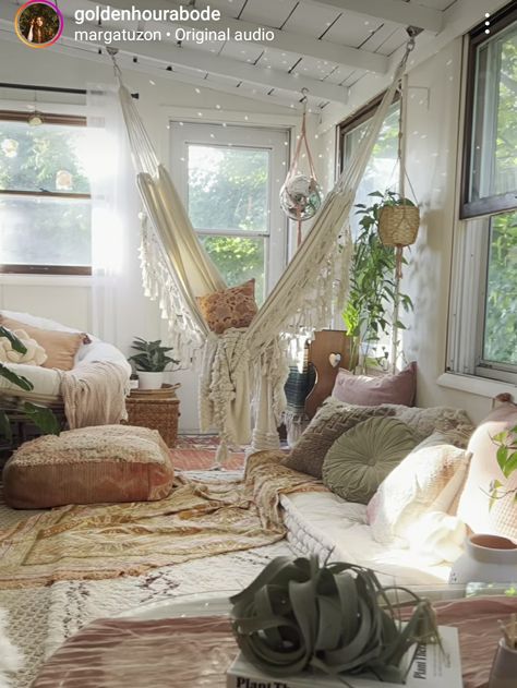 Bohemian Daybed Room Ideas, Sunroom With Daybed, Daybed Reading Nook, Hammocks Inside, Hangout Room Ideas, Room Hammock, Hammock In Bedroom, Minimalist Bedroom Ideas, Hangout Room