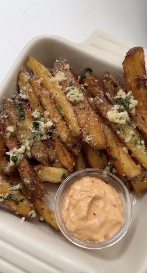 Garlic Butter Parmesan Fries, Garlic Cheese Fries, Garlic Butter Fries, Garlic Parmesan Fries Air Fryer, Fries With Parmesan Cheese, Parmesan Fries Recipe, Potatoes Fries, American Style Pancakes, Garlic Parmesan Fries