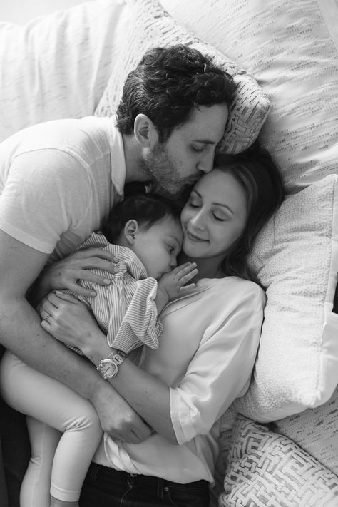 Family Of 3 In Home Session, Indoor Home Family Photos, Family In Bed Photography, Family Photo Bed, Family Photoshoot On Bed, Family Home Photos, Family Photos In Bed, Family Photos Bedroom, Family Bedroom Photoshoot