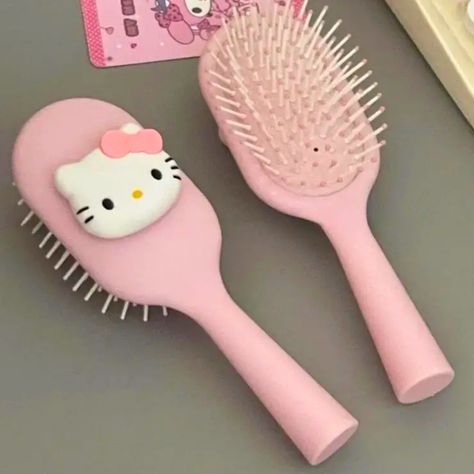 Hello Kitty Brush Hello Kitty Accessories Aesthetic, Cute Hello Kitty Accessories, Hello Kitty Hair Brush, Hello Kitty Brush, Hello Kitty Charger, Hello Kitty Hair Accessories, Cute Hello Kitty Clothes, Hello Kitty Beauty, Hello Kitty Hairbrush