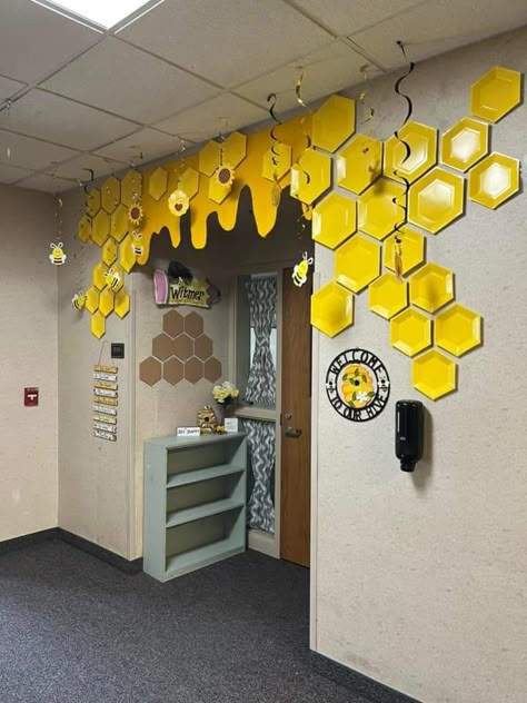 Spelling Bee Decorations, Bee Classroom Decor, Bee Games, Bee Room, Bee Themed Classroom, Bee Classroom, Bee Wall, Bee Party, Bee Birthday