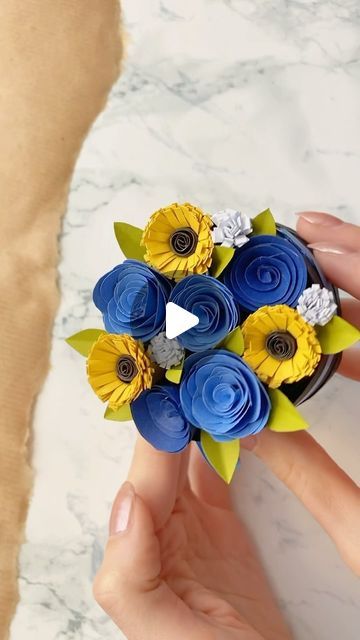 Starry Night Flowers, Starry Night Bouquet, Van Gogh Bouquet, Paper Bouquet Diy Tutorials, Starry Night Craft, Bouquet Of Paper Flowers, Paper Flowers Bouquet, Van Gogh Flowers, Gogh The Starry Night