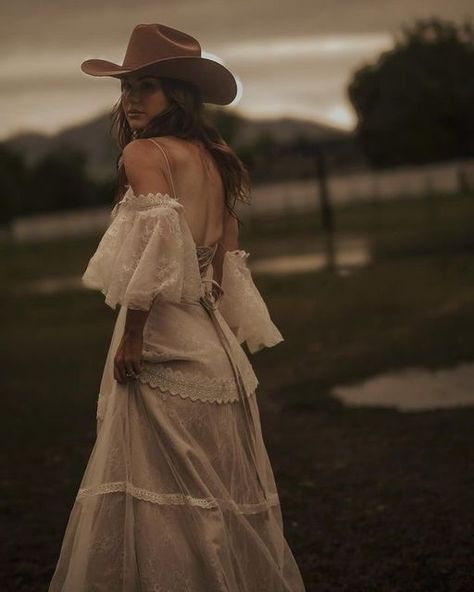 A Western Wedding on Instagram: "See you at the alter" Western Vintage Wedding Dress, Vintage Western Wedding Aesthetic, Cowboy Wedding Dress, Cowgirl Wedding Dress, Southern Wedding Dresses, Western Wedding Dress, Mountain Wedding Dress, Cowboy Themed Birthday Party, Western Bride