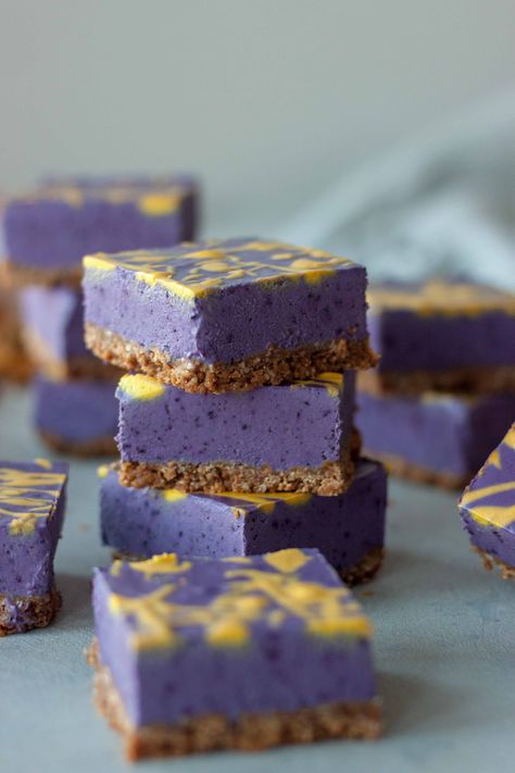 Purple and Gold No Bake Cheesecake Bars Purple Tailgate Food, No Bake Cookies Vegan, Gluten Free No Bake Cookies, Tailgate Treats, Gluten Free No Bake, Football Treats, Viking Food, Mn Vikings, Gold Dessert