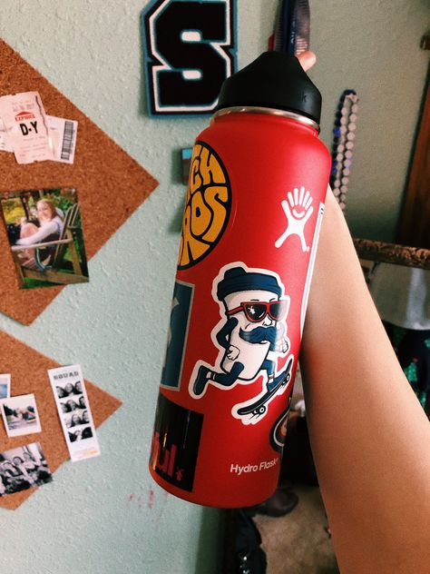 insta & vsco @zoegotchall 🌻 Tumblr Bottle, Casio Vintage Watch, Hydro Flask Bottle, Water Bottle Art, Hydro Flask Water Bottle, Vsco Pictures, Art Zine, Space Artwork, Cute Water Bottles