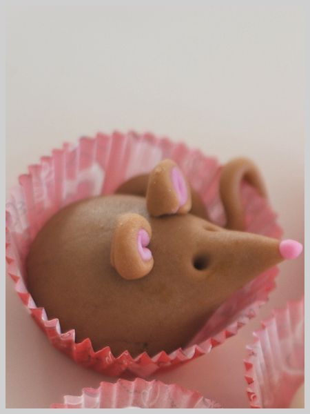 Adorable Marzipan Mice! Site has translate button. | My Vintage ... Marzipan Sculpture, Marzipan Modelling, Marzipan Fruit, Nutcracker Party, Vegan Buttercream, Birthday Cake Pops, Freeze Dried Raspberries, Christmas Cake Topper, Cake Topper Tutorial