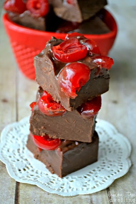 Chocolate Cherry Cordial Fudge - tastes just like a chocolate covered cherry cordial! via Lemon Tree Dwelling Cherry Fudge, Chocolate Covered Cherry, Fudge Chocolate, Cherry Cordial, Cherry Desserts, Chocolate Covered Cherries, Candy Recipes Homemade, Cherry Candy, Cherry Recipes