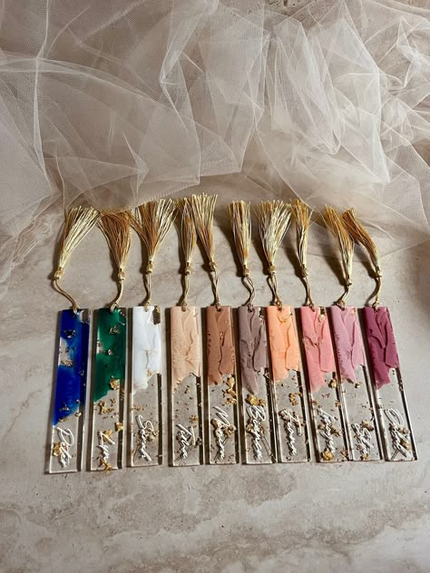 Our colour bookmarks perfectly combine elegance and practicality, featuring a semi-transparent design with luxuriously-placed gold foil and a complimentary gold tassel. Available in an array of eye-catching solid colours and pearlescent transparent pigments, our long-lasting resin bookmarks make the perfect gift no matter the occasion.   With a unique and elegant design on each bookmark, it is sure to add a special touch to any book, a long time treasure. No two bookmarks are identical as each o Resin Packaging Ideas, Resin Bookmark Ideas, Resin Hacks, Resin Bookmarks, Makeup Brushes Guide, Flower Preservation, Tassel Bookmark, Diy Resin Projects, Resin Design