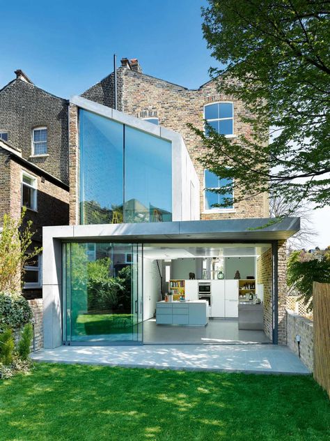 A contemporary renovation and extension to a traditional Victorian terrace in North London. Terraced House Extension, Architecture Extension, Victorian Terraced House, Glass Extension, Modern Extension, Glass Walls, Victorian Terrace, Casa Exterior, House Extensions