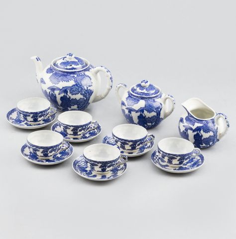 Tea set in Chinese porcelain, late 19th Century. Chinese Tea Cup, Asian Tea Sets, Chinese Tea Cups, Gaiwan Tea, Tea Cup Design, Chinese Tea Set, Asian Tea, Ceramic Tea Set, Teapots Unique