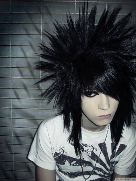 Emo Hair: How to Grow, Maintain & Style Like A BOSS – Cool Men's Hair Short Emo Hair, Punk Haircut, Emo Hairstyles For Guys, Emo Haircuts, Emo Hairstyle, Scene Punk, Scene Boys, Mohawk Hairstyles, Punk Hair