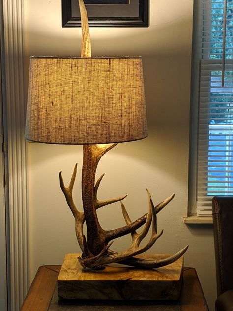 Elk Antler Decor, Interior Cabin Ideas, Deer Antler Lamps, Outdoorsy Decor, Deer Lamp, Antler Projects, Antler Ideas, Antler Lamp, Deer Antler Decor