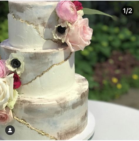 Painted buttercream cake with layered gold painted rough edge. Different Cakes, Buttercream Cake, Gold Paint, Butter Cream, Fondant, Wedding Cakes, Cake Decorating, Cake, Gold