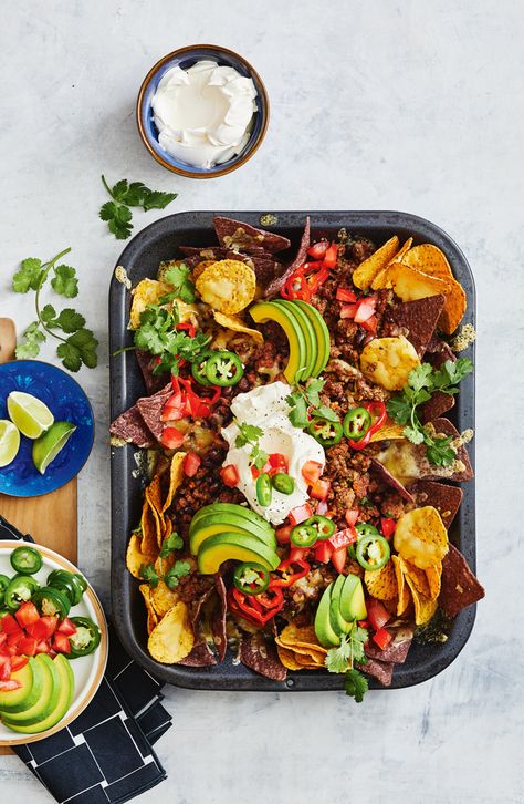 Chilly Recipe, Chilli Nachos, Chilaquiles With Eggs, Pie Maker, Night With Friends, Prawn Recipes, Mince Recipes, Mexican Dinner, Beef And Potatoes