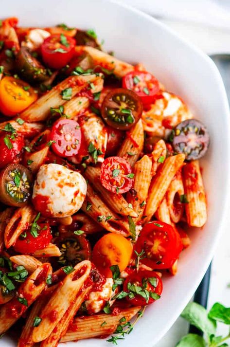 Caprese Pasta with Marinara Sauce - A fresh and easy vegetarian pasta dish done in 20 minutes with fresh marinara, herbs and delicious balls of mozzarella! #caprese #pasta #20minutes #dinner #recipe #vegetarian #Italian #tomato #basil #mozzarella #summer Pasta With Marinara Sauce, Mozzarella Balls Recipe, Easy Vegetarian Pasta, Fresh Mozzarella Recipe, Pasta Marinara, Vegetarian Pasta Dishes, Marinara Recipe, Mozzarella Pasta, Tomato Basil Pasta