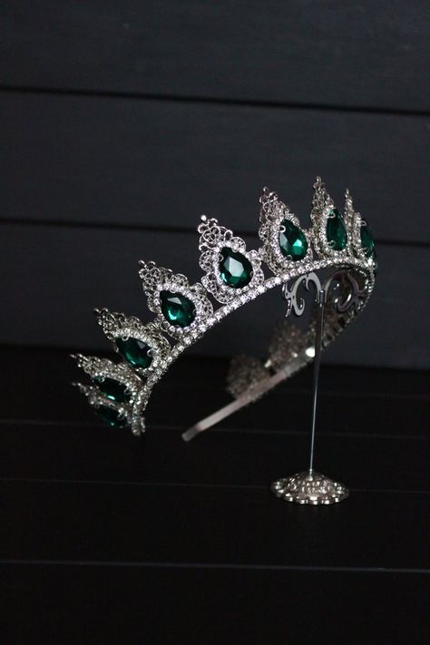 Emerald Green Quince Dress Tiara, Emerald Green And Silver Quinceanera Theme, Emerald Green Tiara, Dark Green Quinceanera Crown, Emerald Quince Crown, Emerald Crown, Quince Crowns Silver And Green, Dark Green Crown, Green Crown