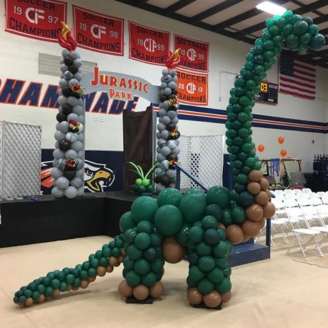 11ft tall Dinosaur created for the Jurassic Park themed Homecoming Pep Rally & football game. #partyblitzsimi #balloonsculpture #dinosaur #balloons #chaminadecollegepreparatoryhighschool #homecoming #peprally #simivalley Dinosaur Balloon Decorations, Dinosaur Balloon Arch, Homecoming Pep Rally, Balloon Sculptures Diy, Balloon Dinosaur, Nye Balloons, Homecoming Themes, Dinosaur Balloons, Staff Party