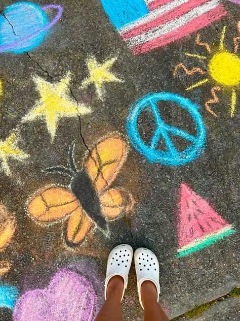 chalk art inspo summer aesthetic Chalk Art Aesthetic, Aesthetic Chalk Art, Summer Chalk Art, Centre Parcs, Fun Chalk Art, Chalk Ideas, Side Walk, Chalk Drawings, Sidewalk Chalk