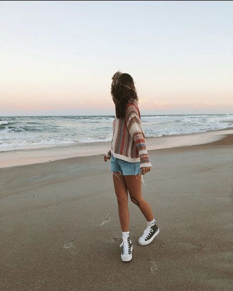 Beach Aesthetic 2023, Lazy Beach Outfits, 90s Beachy Fashion, Beach Aesthetic Fits, Beach Aesthetic Style, Surf Aesthetic Clothes, Summer Surf Aesthetic Outfits, California Outfits Aesthetic, 90s Beach Aesthetic Outfits