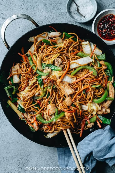 This chicken lo mein recipe yields juicy chicken, crisp peppers, tender napa cabbage, and thick, chewy noodles tossed in a rich savory brown sauce that is extra fragrant. Make your favorite Chinese takeout dish without a wok and it will taste just as great as the restaurant version! Chicken Mei Fun, Easy Singapore Noodles Recipe, Mei Fun Noodles, Singapore Noodles Recipe, Mi Xao, Mei Fun, Tasty Noodles Recipe, Chicken Lo Mein Recipe, Rice Noodles Stir Fry