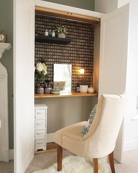 Where do you do your hair & makeup? I love this dressing table, as I ALWAYS do mine on the windowsill with a mirror propped against the glass... 😍  Photo credit: @end_of_the_row Table Shelf Ideas, Cupboard With Dressing Table, Dressing Table Shelf, Built In Cupboards Bedroom, Diy Dressing Tables, Built In Dressing Table, Bedroom Alcove, Dressing Table Shelves, Bedroom With Bath