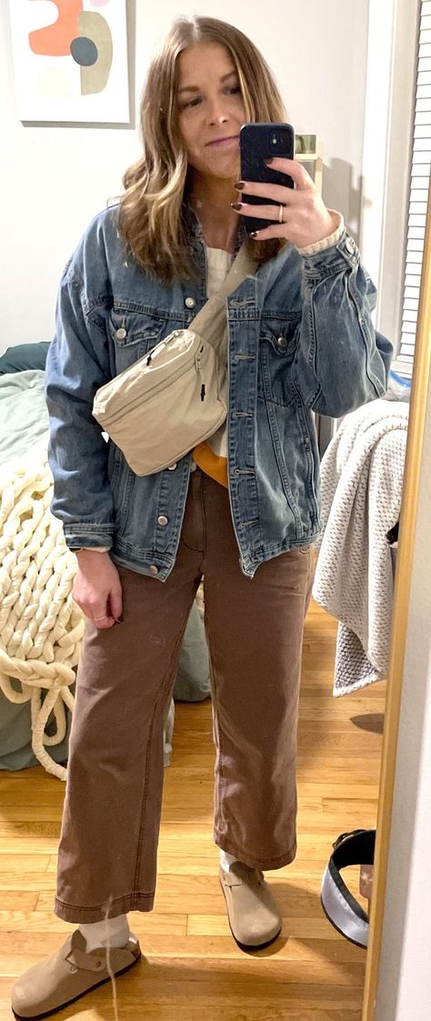 Birkenstock Fall Outfit, Birkenstock Boston Outfit Fall, Clog Outfit Fall, Birkenstock Boston Clog Outfit, Jean Jacket Outfits Fall, Boston Clogs Outfit, Jacket Layering, Birkenstock Boston Outfit, Clogs Outfit Fall