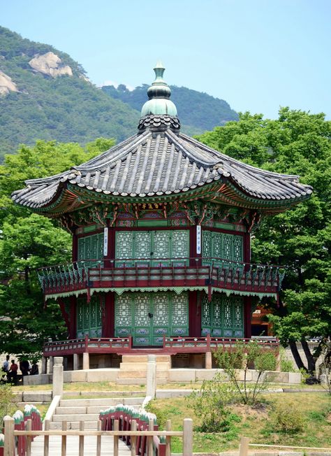 Hyangwonjeong Pavilion in Gyeongbokgung, Seoul South Korea Architecture, Korean Houses, Korea Architecture, Korean Traditional House, Korean Architecture, Iphone Wallpaper Earth, Oil Painting Materials, Korea Wallpaper, Korea South