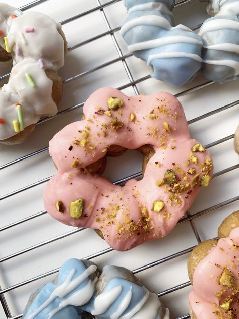 Baked Mochi, Vegan Mochi, Mochi Donuts Recipe, Mochi Donut, Donut Pan, Healthy Donuts, Vegan Baked, Strawberry Juice, Donut Shape