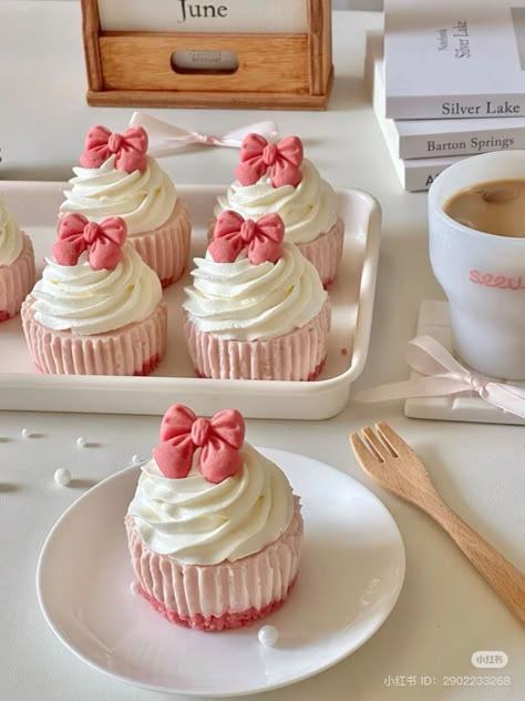 Pink Dessert Aesthetic, Pink Cupcakes Aesthetic, Bolo Rapunzel, Bow Cupcakes, Cute Bakery, Cute Baking, Pink Foods, Yummy Comfort Food, Cake Inspo