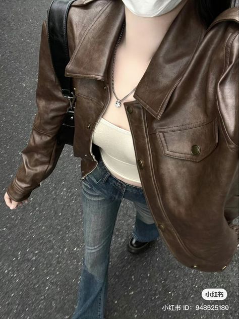 Autumn Korean Outfit, Girlfriend Outfits, Rockstar Girlfriend, Uni Outfits, Foto Poses, Brown Leather Jacket, 가을 패션, Korean Outfits, Casual Style Outfits