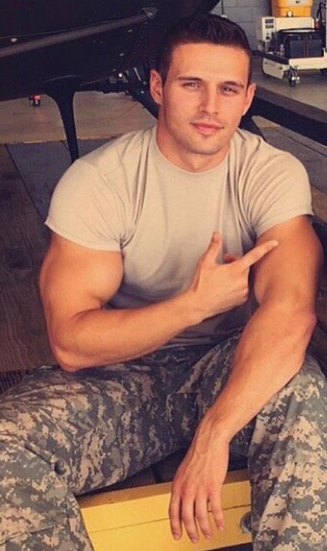 Dan - incredible physique! Military Muscle Men, Dan Rockwell, Us Army Soldier, Military Muscle, Hot Army Men, Army Soldier, Army Men, Face To Face, Military Personnel