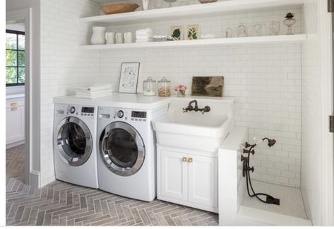 Cottage Laundry Room, Stylish Laundry Room, Dog Washing Station, Dream Laundry Room, Mudroom Laundry Room, Laundry Room Layouts, Farmhouse Laundry, Farmhouse Laundry Room, Laundry Room Remodel