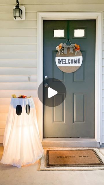 Outdoor Halloween Candy Bowl, Diy Halloween Candy Stand, Halloween Candy Bowl Stand, Halloween Candy Bowl Ideas, Candy Holder Diy, Cheap Easy Halloween Decorations, Ghost Candy Bowl, Diy Halloween Candy, Halloween Lamps