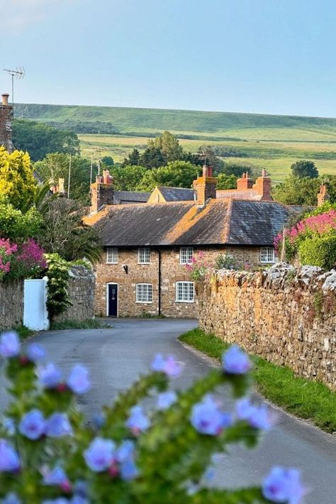 Britain Countryside, Country Sides, Move To London, Scenic Backgrounds, Cottagecore Life, Cottage Cozy, Corfe Castle, British Village, England Countryside