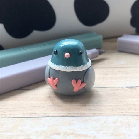 Desk Friend, Sculpture Polymer Clay, Clay Pigeon, Easy Clay Sculptures, Sculpture Art Clay, Clay Diy Projects, Polymer Clay Sculptures, Clay Crafts Air Dry, Cute Polymer Clay