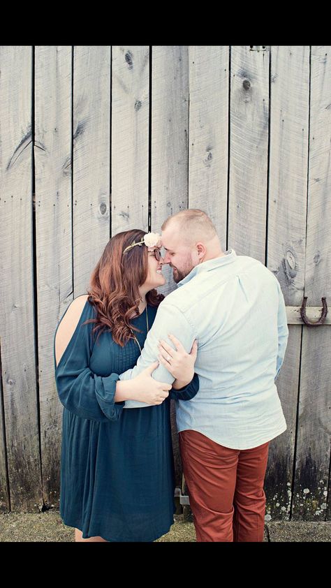 Engagement Photos #curvy #love #rustic Plus Size Fotografie, Plus Size Engagement Photos, Wedding Pictures Poses, Poses Plus Size, Engagement Photos Poses, Fall Engagement Pictures, Cute Engagement Photos, Couple Engagement Pictures, Engagement Photos Country