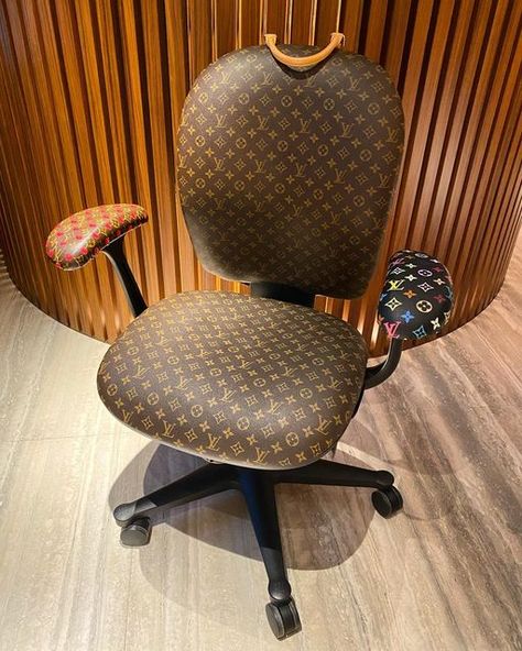 Colby Mugrabi on Instagram: "Work from home, but make it fashion 👩🏽‍💻💅🏾 Herman Miller’s Ambi Office Chair, reimagined by my genius friend @sarahcoleman 🪑💓👜🍒🌈〰️‼️" Louis Vuitton Furniture, Lv Furniture, Louis Vuitton Home, Louis Vuitton Art, Designer House, Furniture Flip, Art Chair, Herman Miller, House Things