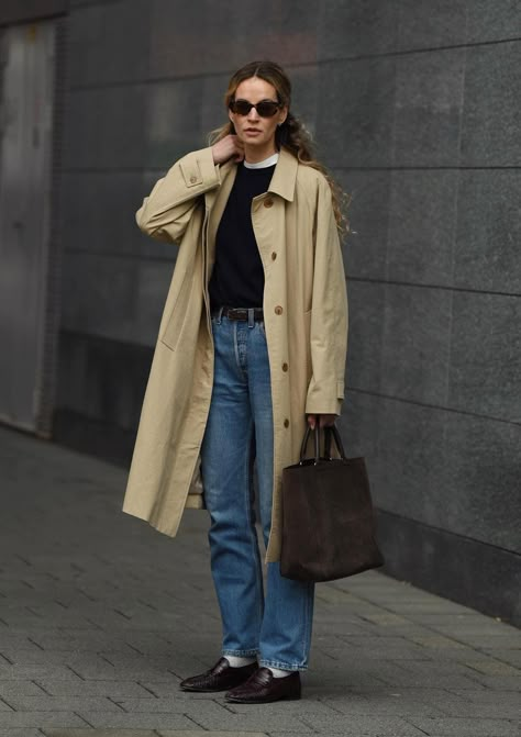 How To Dress 'Old Money' On A Budget: Fall & Winter [2024] Sweater And Jeans Outfit, Khaki Trench Coat, Trench Coat Outfit, Coat Outfit, Fall Capsule Wardrobe, Rock A, Coat Outfits, Outfit Combinations, 가을 패션