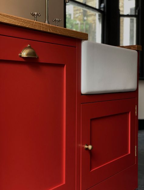 Alexandra Tolstoy, Shaker Kitchens, Armac Martin, Apron Design, Free Kitchen Design, Classic Doors, Little Greene Paint, Solid Wood Doors, Shaker Kitchen