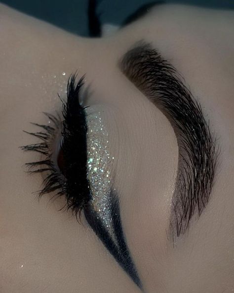 Makeup Ideas Aesthetic, Makeup Aesthetic Ideas, Makeup Products Aesthetic, Makeup Bag Aesthetic, Drawing Makeup, Beauty Makeup Products, Makeup Wallpaper, Eye Makeup Images, Nail Makeup