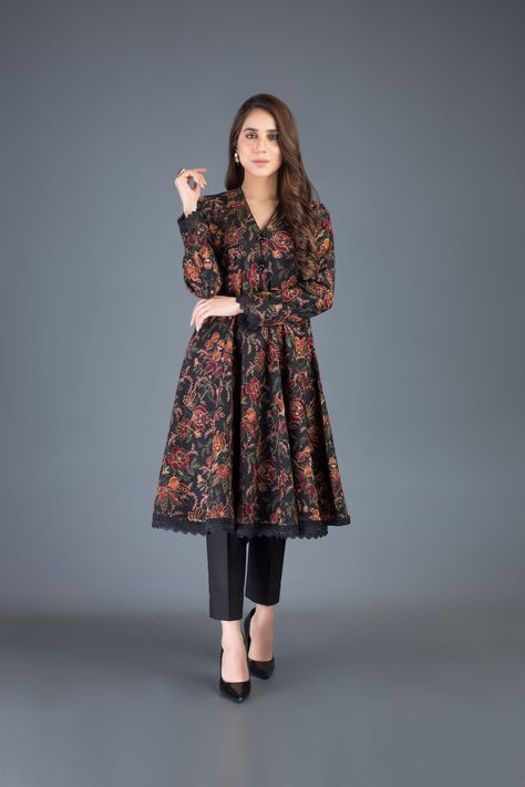 Chic Essentials, Stylish Closet, Velvet Dress Designs, Stylish Short Dresses, Pakistani Dresses Casual, Pakistani Fashion Party Wear, Salwar Kamiz, Beautiful Pakistani Dresses, Simple Pakistani Dresses