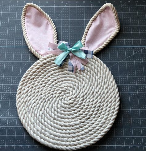 Easter Placemats Diy, Placemats Diy, Leo Wife, Diy Placemats, Easter Crafts For Adults, Easter Placemats, Diy Table Decor, Easter Tablescapes, Work Project