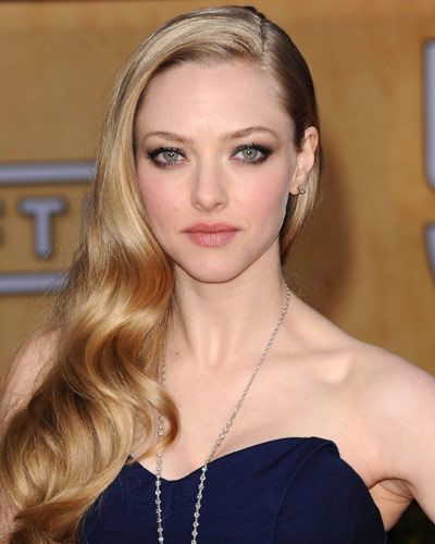 Amanda Seyfried--side swept curls How To Do Side Swept Hair, Hairdo Side Swept, One Side Up Hair, Side Swept Hairstyles Tutorial, Amanda Seyfried Wedding, Side Swept Hairstyles Wedding, Side Sweep Hair, Side Swept Wedding Hair, Debs Hair