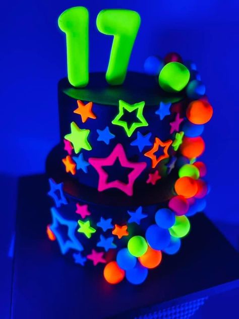 Neon Sweet 16 Dresses, Glow In The Dark Party Cake Ideas, Glow In Dark Birthday Cake, Black And Neon Birthday Cake, Neon Glow Party Cake Ideas, Glow Party Cupcake Ideas, Neon Glow Birthday Cakes, Neon Birthday Cakes For Girls Glow Party, Neon Quinceanera Theme