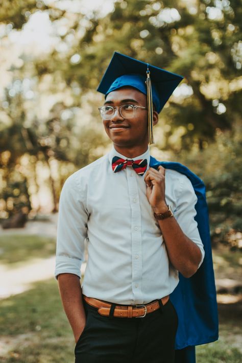 Graduation Photography Men, Lighthouse Photoshoot, Male Graduation Pictures, College Graduation Photoshoot Ideas, Graduation Shoot Ideas, Male Graduation, S Poses, Grad Portraits, Graduation Board