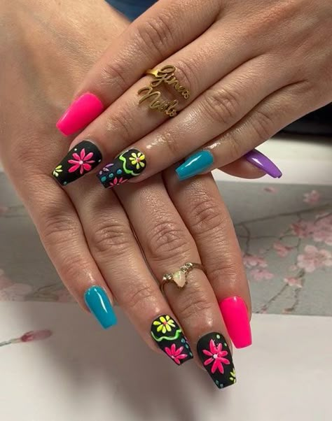 fiesta nails, fiesta inspired nails, mexican fiesta nails, fiesta nail designs, fiesta nail ideas, vibrant nails, summer nails, summer nail designs Nail Art Designs Black, Fiesta Nails, Nails Mexican, Mexican Nails, Cruise Nails, Starlit Sky, Nail Art Stripes, City Nails, Edge Nails