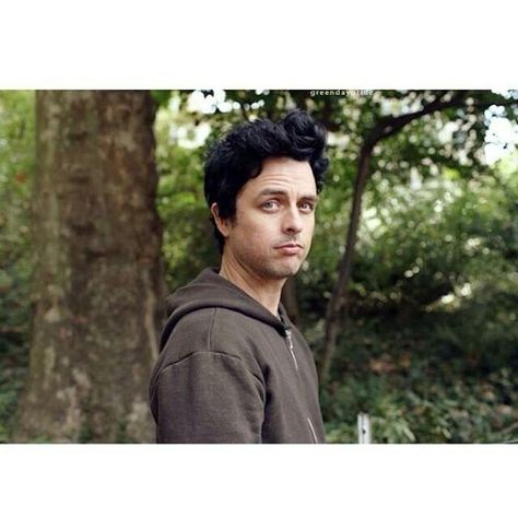 Pic of Billie in Like Sunday Like Rain!! Omg❤️❤️ Billy Joe Armstrong, Ordinary World, Hello Green, Billie Green Day, Jason White, Green Day Billie Joe, Tré Cool, Emo Trinity, Nice Guys