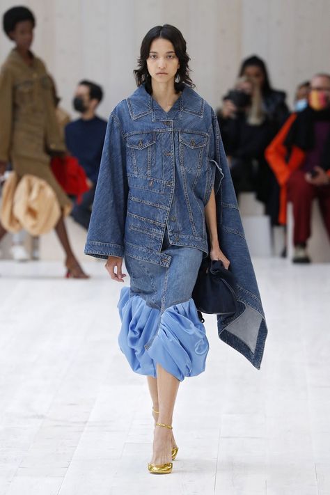 Loewe : Runway - Paris Fashion Week - Womenswear Spring Summer 2022 Loewe Runway, Loewe Denim, The Fifth Element, Peter White, Jonathan Anderson, Bond Girl, 2022 Ss, Fifth Element, Spring Summer 2022