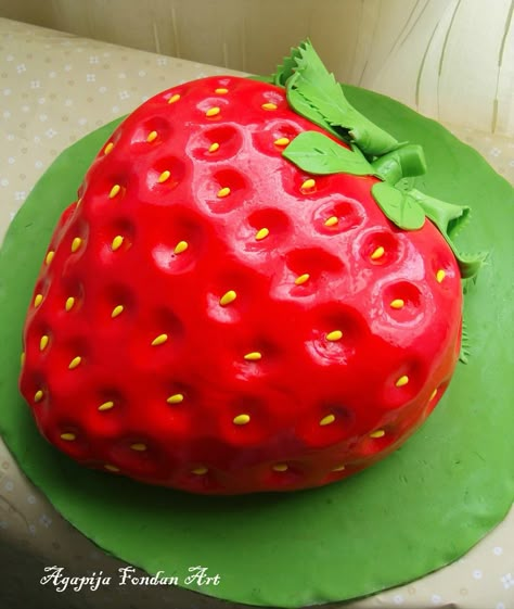 Strawberry Cake Ideas, 1st Birthday Foods, Berry Birthday, Strawberry Birthday Cake, Berry 1st Birthday, Cake Decorating Courses, Realistic Cakes, Strawberry Things, Novelty Birthday Cakes